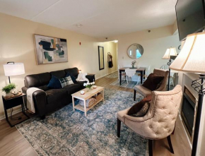 Smoky Hue by KABINO Walk to Downtown/ Anakeesta Shared Pool AC